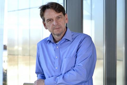 Tomáš Kubíček am Eingang der Mährischen Landesbibliothek in Brünn. Fotograf: Pavel Charousek